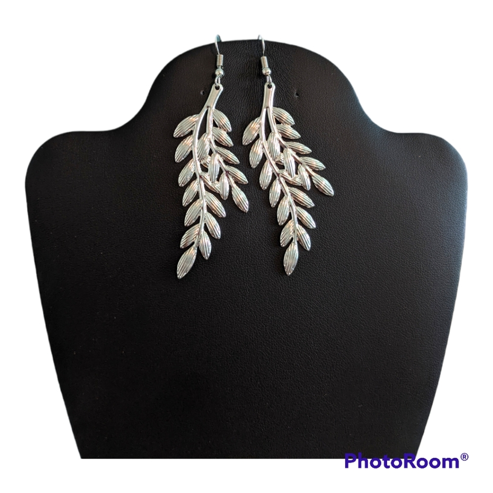 133. ā FINAL PRICE ā Silver Leaf Drop Earrings - Picture 3 of 5